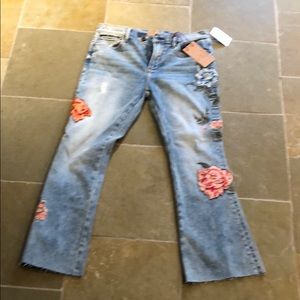 Driftwood jeans embroidered with flowers